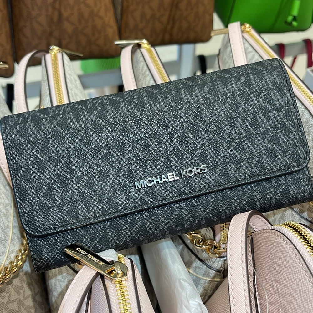 Michael Kors Jet Set Large Signature Logo Tri-Fold Wallet
Black
NWT - Picture 5 of 16